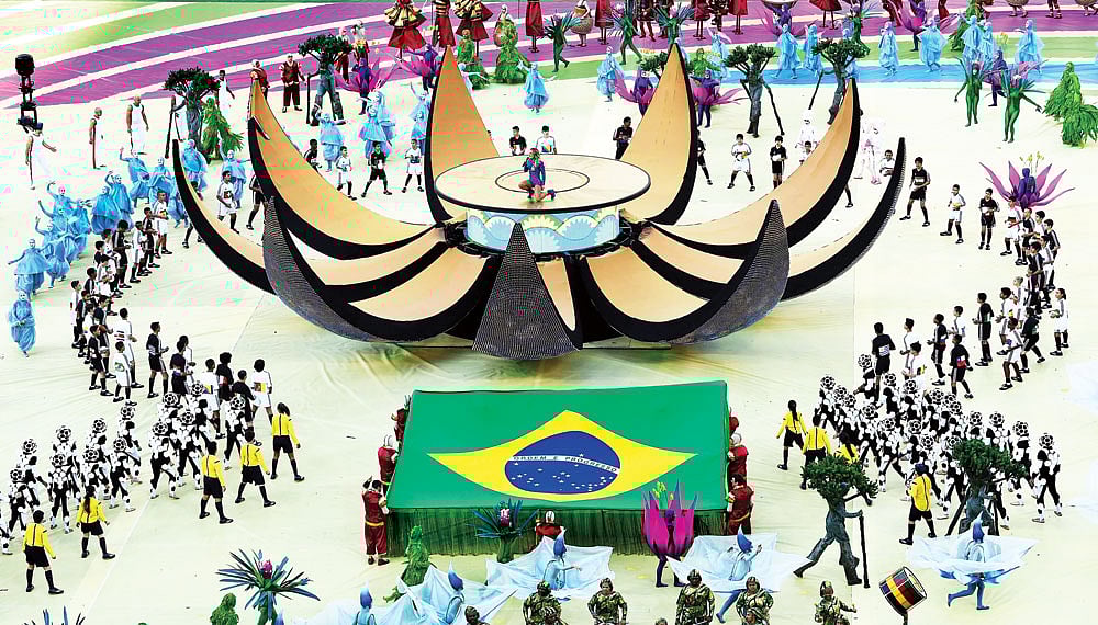 চোখধাঁধানো মাত্র ২৫ মিনিটের উদ্বোধনী আয়োজন সাও পাওলোর অ্যারেনা করিন্থিয়ান্সে৷ পুরোটা জুড়েই ছিল ব্রা​িজলের শিল্প-সংস্কৃতি ও ঐতিহ্যের প্রদর্শন৷ এর মধ্য দিয়ে শুরু হলো ব্রাজিল ২০১৪ ফুটবল বিশ্বকাপের উত্তেজনাকর যাত্রা l ছবি: এএফপি