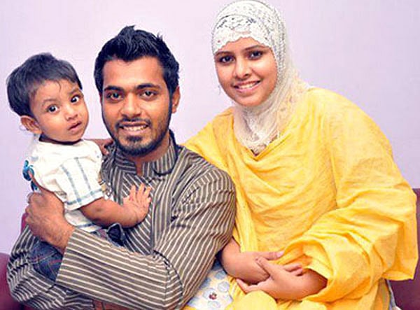 ছেলে আরিয়ান (বাঁয়ে) ও প্রথম স্ত্রী লামিয়া ইসলাম অনন্যার সঙ্গে রুমি (মাঝে)