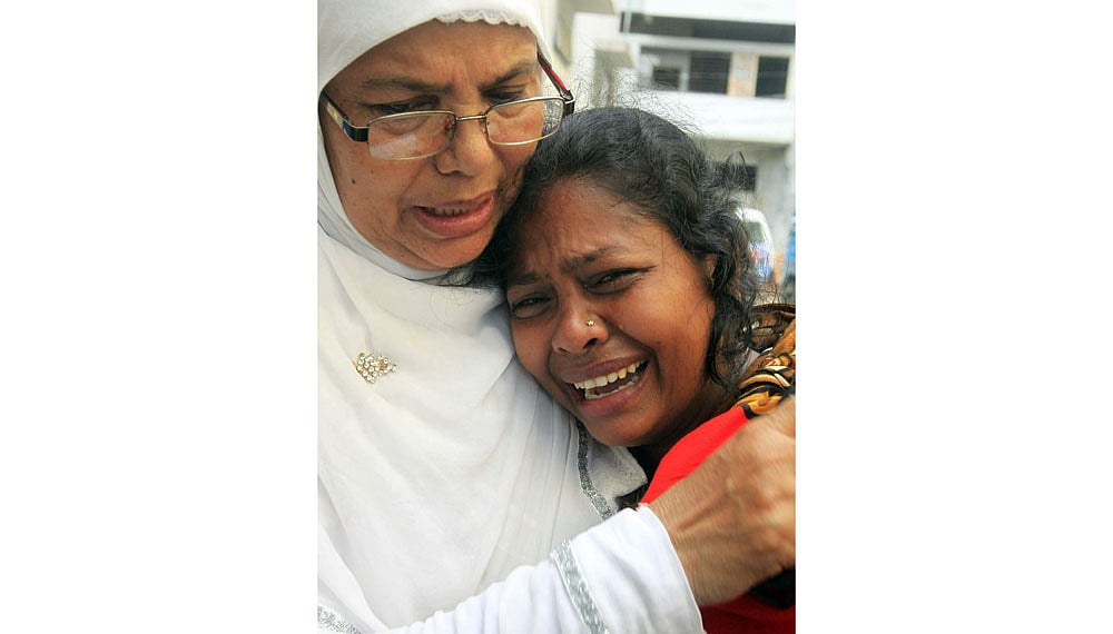 গুলিতে নিহত স্বামী আজাদের মরদেহের সামনে গতকাল কান্নায় ভেঙে পড়েন সুলতানা বেগম৷ ছবিটি গতকাল ঢাকা মেডিকেল কলেজের মর্গ থেকে তোলা l প্রথম আলো