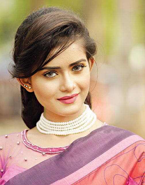 আইশ্যাডো বা কাজলের ছোঁয়া তো থাকছেই, চোখের সৌন্দর্য বাড়াতে কন্ট্যাক্ট লেন্সও ব্যবহার করেন অনেকে৷ মডেল: তিশা, ছবি: নকশা