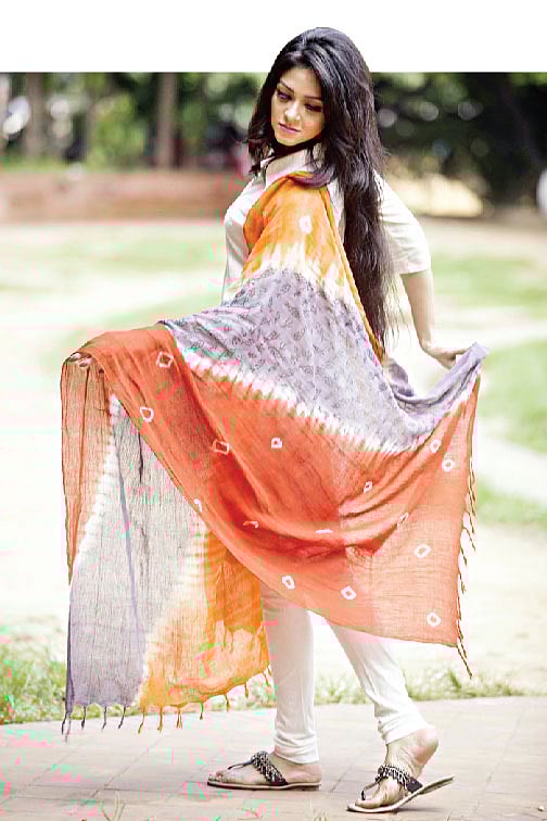 বাটিকের কাপড়ে আরাম আর বৈচিত্র্য দুটোই মিলবে৷ মডেল: শার্লিন, ছবি: নকশা