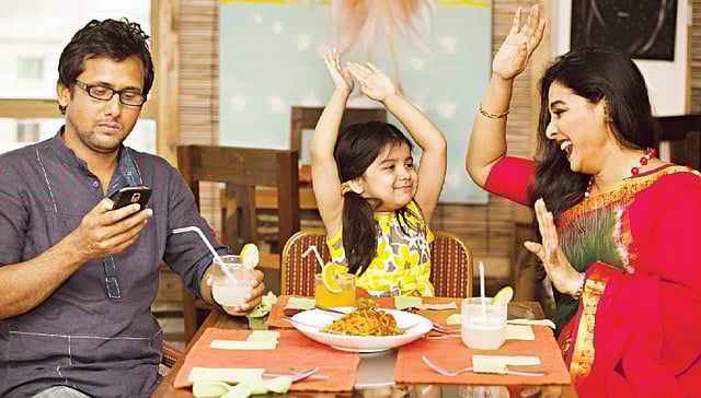 পরিবারের সঙ্গে থেকেও তিনি যেন নেই৷ মডেল: রুনা খান, রাজেশ্বরী ও সুজাত হোসেন৷ ছবি: কবির হোসেন