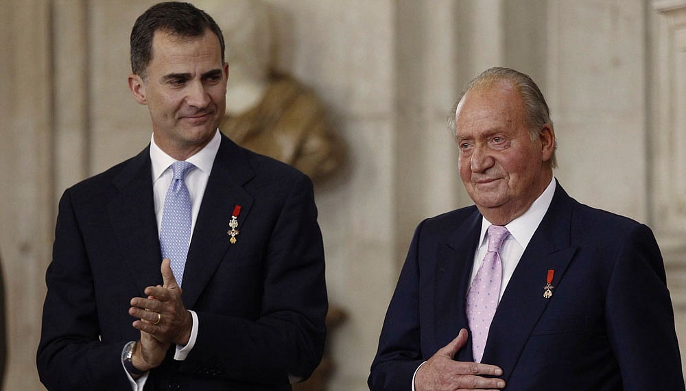 স্পেনের নতুন রাজা হিসেবে আজ শপথ নেবেন ষষ্ঠ ফেলিপে (বামে)। বাবা হুয়ান কার্লোসের (ডানে) দীর্ঘ ৪৯ বছরের শাসনের পর আজ দেশটির দায়িত্ব নিতে যাচ্ছেন ফেলিপ। ছবিটি বুধবার মাদ্রিদে রয়্যাল প্যালেস থেকে তোলা। ছবি: রয়টার্স