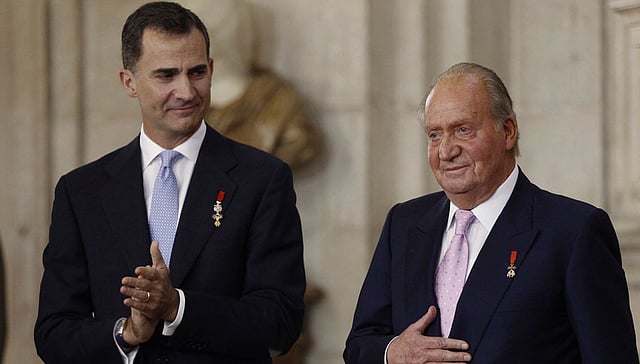 স্পেনের নতুন রাজা হিসেবে আজ শপথ নেবেন ষষ্ঠ ফেলিপে (বামে)। বাবা হুয়ান কার্লোসের (ডানে) দীর্ঘ ৪৯ বছরের শাসনের পর আজ দেশটির দায়িত্ব নিতে যাচ্ছেন ফেলিপ। ছবিটি বুধবার মাদ্রিদে রয়্যাল প্যালেস থেকে তোলা। ছবি: রয়টার্স