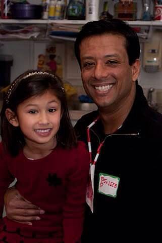 মেয়ে সোফিয়ার সঙ্গে হাস্যোজ্জ্বল সজীব ওয়াজেদ জয়। ছবি: প্রধানমন্ত্রীর কার্যালয়ের সৌজন্যে।