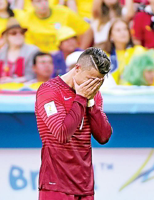 হতাশায় দুই হাত দিয়ে ঢেকে ফেলেছেন মুখ। ক্রিস্টিয়ানো রোনালদো যেন বিশ্বাসই করতে পারছিলেন না বিশ্বকাপ-স্বপ্ন তাঁদের এখানেই শেষ l এএফপি