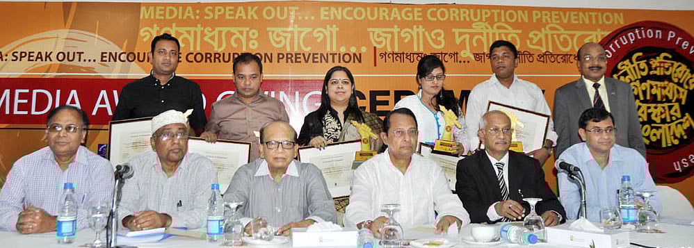 ‘দুর্নীতি প্রতিরোধে গণমাধ্যম পুরস্কার বিতরণ বাংলাদেশ’ অনুষ্ঠানে বিজয়ীদের সঙ্গে অতিথিরা। আজ শনিবার রাজধানীর একটি হোটেলে এ অনুষ্ঠানের আয়োজন করা হয়। ছবি: ফোকাস বাংলা