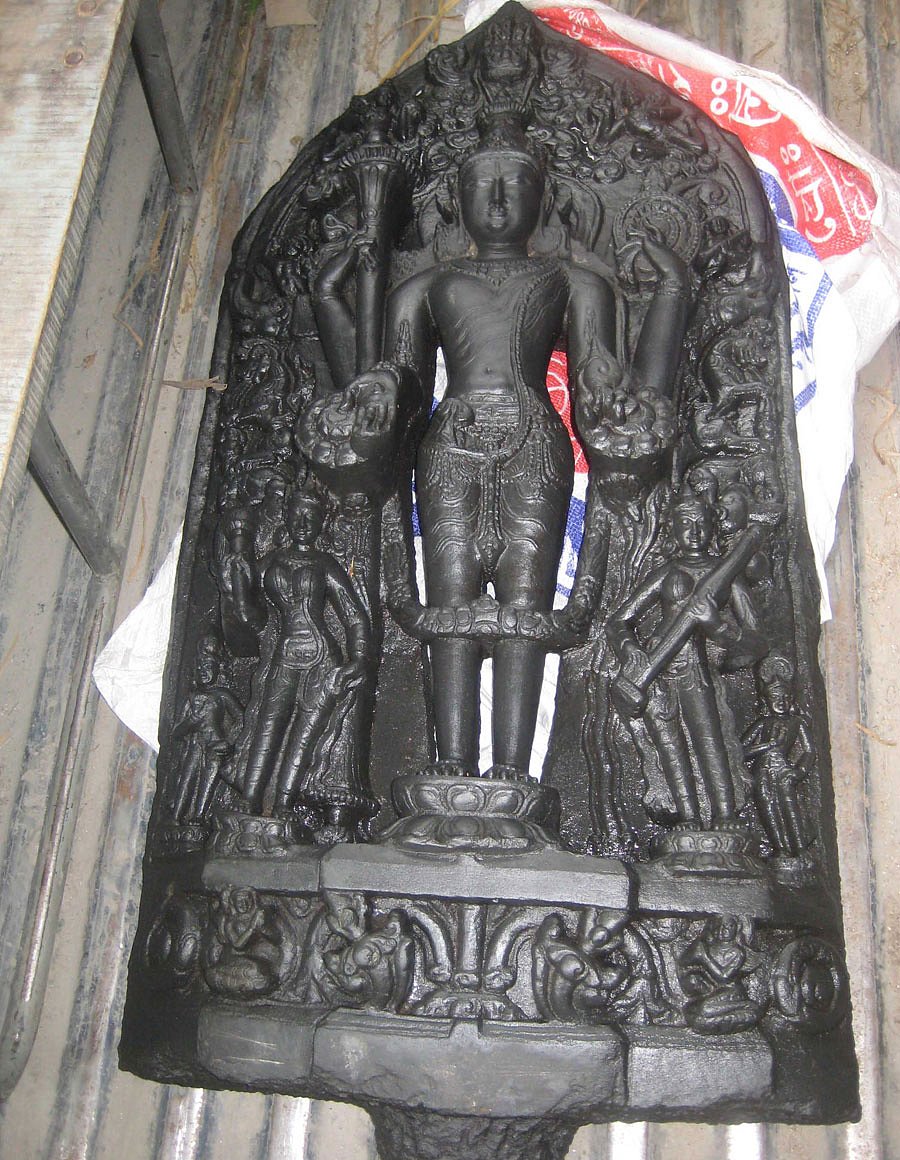 দিনাজপুরে এক ব্যক্তির বাড়িতে অভিযান চালিয়ে এই কষ্টিপাথরের মূর্তিটি উদ্ধার করেছে বিজিবি ও পুলিশ। ছবি: আসাদুল্লাহ সরকার