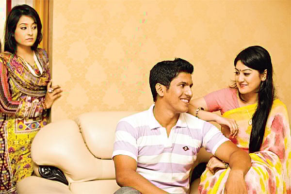 ভাবির কারণে ভাই দূরে সরে গেছে। মনে এমন ভাবনার ডালপালা না ছড়িয়ে কথা বলুন তাঁদের সঙ্গে। মডেল: দিবা, শামস ও শীতল। ছবি: কবির হোসেন