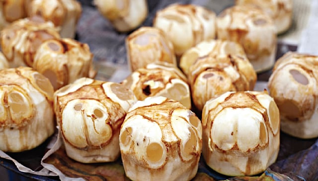 বাজারে এখন মিলবে তালশাঁস। ছবি: অধুনা