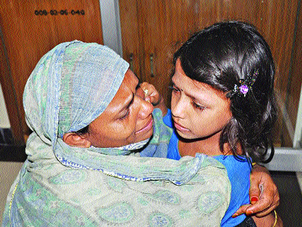 কাজির দেউড়ির ব্র্যাক কার্যালয়ে মা-মেয়ের মিলনের সেই ক্ষণ