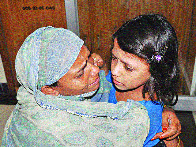 কাজির দেউড়ির ব্র্যাক কার্যালয়ে মা-মেয়ের মিলনের সেই ক্ষণ