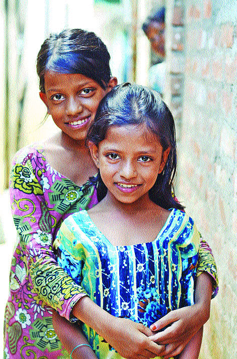 বাসায় ফিরে বড় বোনের সঙ্গে জেসি	। প্রথম আলো