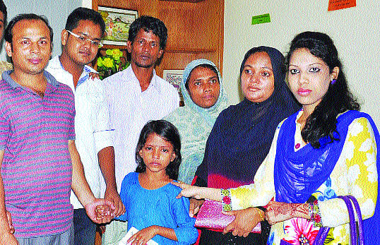 মা-বাবার কাছে জেসিকে হস্তান্তর করা হচ্ছে