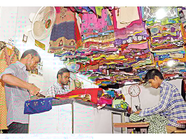 ঈদের আগে ব্যস্ত সময় কাটছে দরজিদের। রাতভর দোকান খোলা রেখে কাজ করছেন অনেকে। গত বৃহস্পতিবার মধ্যরাতে রাজধানীর একটি বিপণিবিতান থেকে তোলা ছবি l ইউসুফ সা’দ