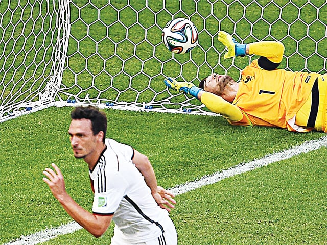 ম্যাটস হামেলসের হেড জালে। মাটিতে গড়াচ্ছেন হুগো লরিস, গড়াচ্ছে ফ্রান্সের সেমিফাইনাল আশাও! l রয়টার্স