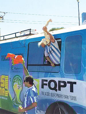 মেরুদণ্ডে আঘাত পাওয়া ব্রাজিল তারকা নেইমারকে কটাক্ষ করে আর্জেন্টিনার এক সমর্থক ‘প্রতীকী মেরুদণ্ড’ দেখাচ্ছেন। আর্জেন্টিনা–বেলজিয়াম কোয়ার্টার ফাইনালের দিন ব্রাসিলিয়া থেকে তোলা ছবি । অভিজিত দত্ত