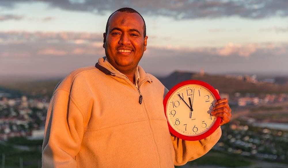 সুইডেনের কিরুনা শহরে রাত ১২টা বাজার পাঁচ মিনিট আগে অভিবাসী মুসলিম ইদ্রিস আবদুল ওয়াহাব। ছবি: আল জাজিরা ডটকম।