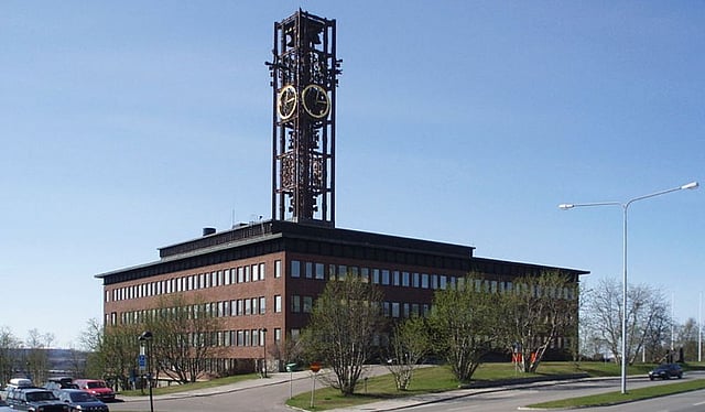 গ্রীষ্মকালে দিনের আলোয় কিরুনা শহরের ‘সিটি হল’ বা নগর মিলনায়তন। ছবি: উইকিপিডিয়া।