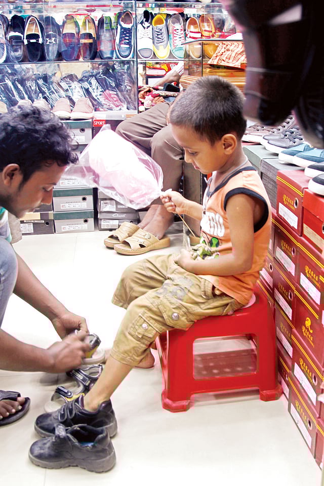 ঈদকে সামনে রেখে বাচ্চাদের জুতা কেনাকাটা। পলওয়েল সুপার মার্কেট থেকে গতকাল তোলা ছবি l প্রথম আলো