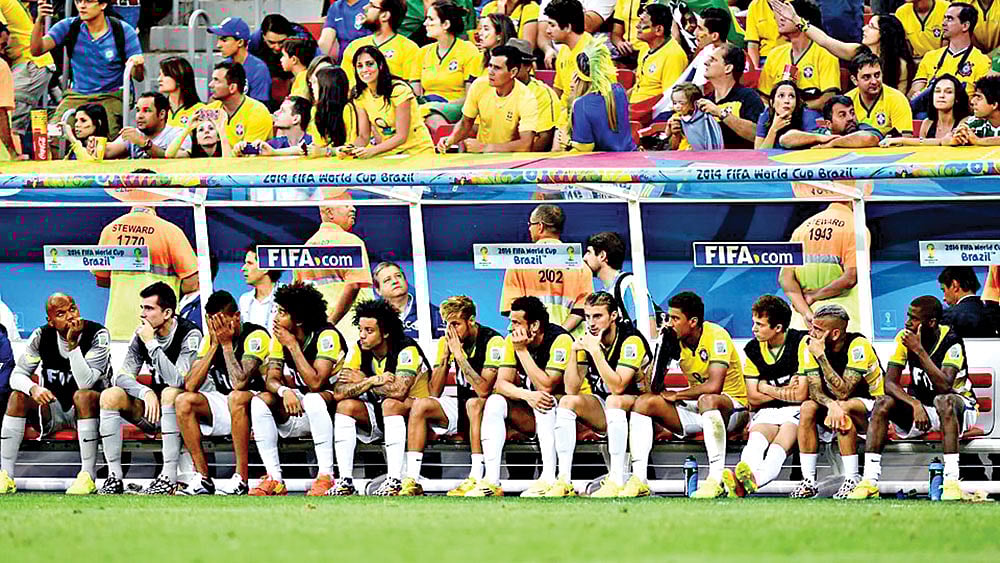 বেঞ্চে বসে থাকা ব্রাজিলিয়ান খেলোয়াড়দের হতাশ চোখ-মুখই বুঝিয়ে দিচ্ছে মাঠে কেমন খেলছিল তাঁদের সতীর্থরা। পরশু ব্রাসিলিয়ায় হল্যান্ডের বিপক্ষে ম্যাচের সময় l এএফপি