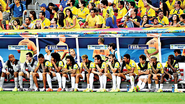 বেঞ্চে বসে থাকা ব্রাজিলিয়ান খেলোয়াড়দের হতাশ চোখ-মুখই বুঝিয়ে দিচ্ছে মাঠে কেমন খেলছিল তাঁদের সতীর্থরা। পরশু ব্রাসিলিয়ায় হল্যান্ডের বিপক্ষে ম্যাচের সময় l এএফপি