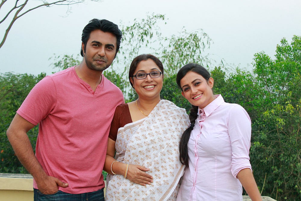 ‘তোমার আমার গল্প’ নাটকের দৃশ্যে (বাঁ থেকে) অপূর্ব, সাবেরী আলম ও অপর্ণা