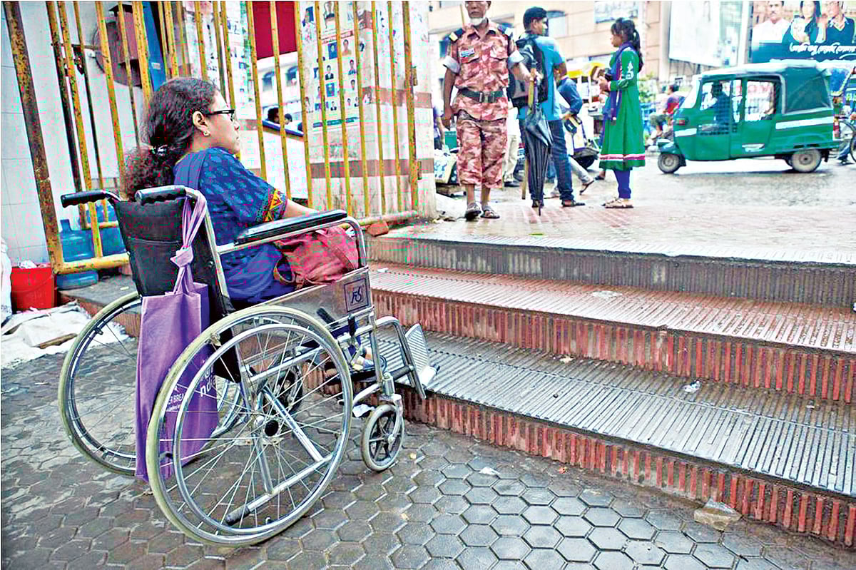 খাড়া সিঁড়ি। ইচ্ছা থাকলেও মার্কেটে ঘুরে কেনাকাটা করতে পারেন না হুইলচেয়ার ব্যবহারকারীরা l ছবি: সংগ্রহ