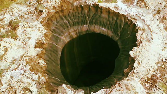 পৃথিবীর প্রান্তে রহস্যময় গর্ত