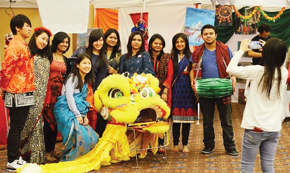 যুক্তরাষ্ট্রের ইউনিভার্সিটি অব টেক্সাস অ্যাট আর্লিংটনে বাংলাদেশি শিক্ষার্থীদের আনন্দ–আড্ডা