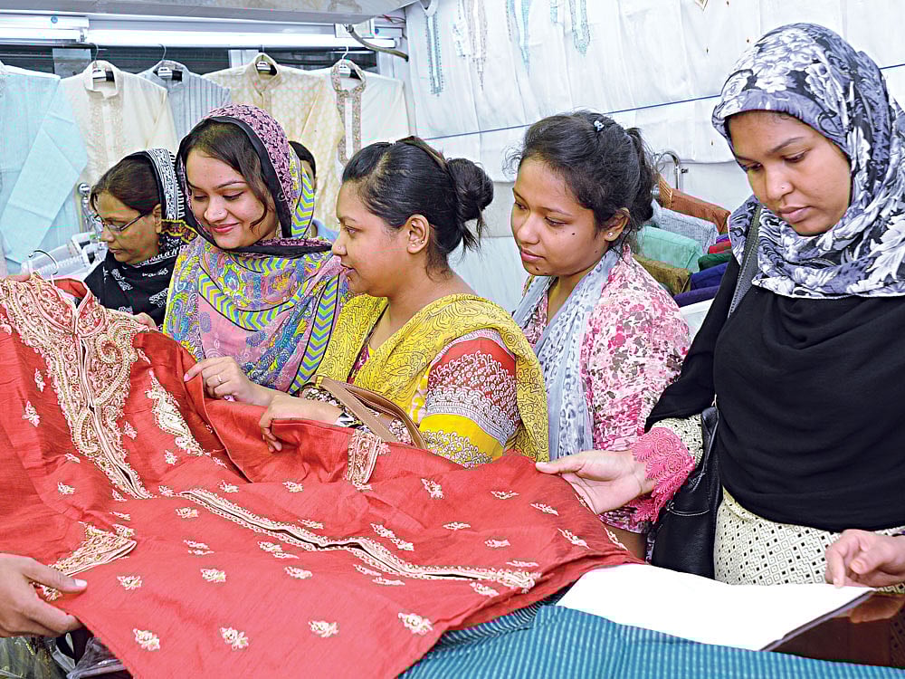 রাজধানীর একটি বিপ​িণবিতানে পছন্দের পাঞ্জ​াবি বাছাই করছেন ক্রেতারা l ছবি: ইউসুফ সা’দ