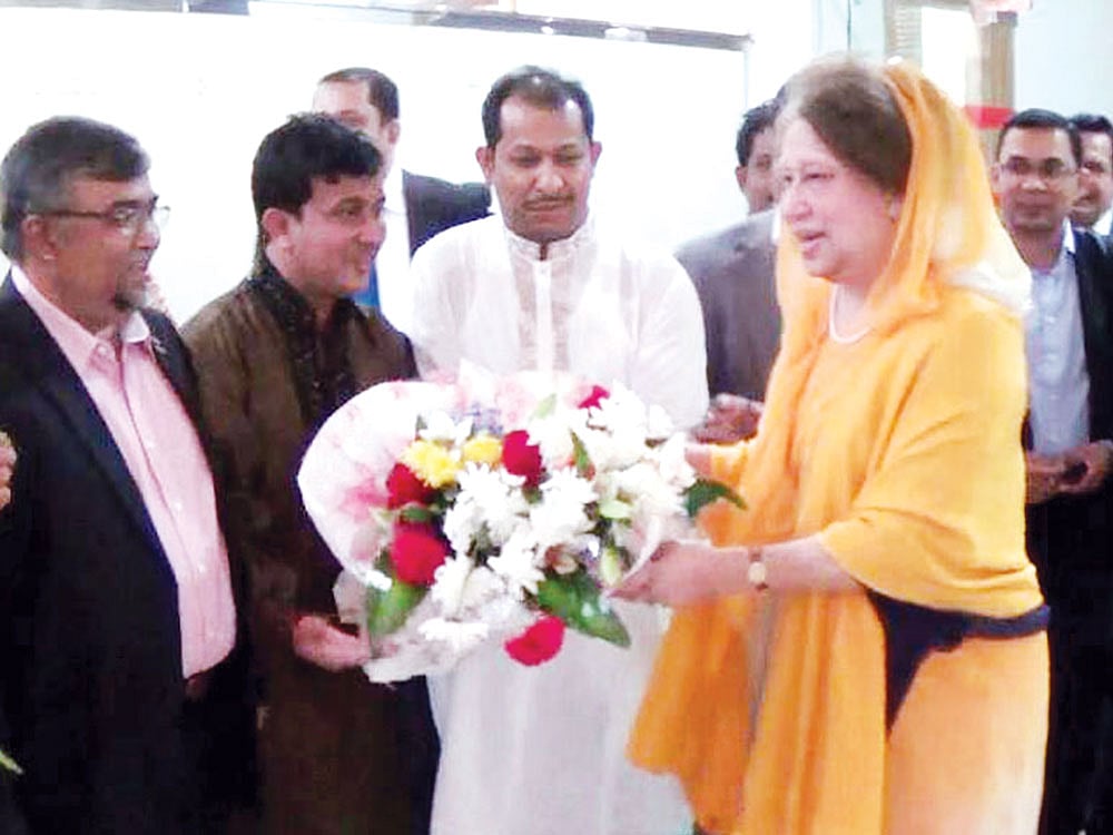 বিএনপির চেয়ারপারসন খালেদা জিয়া মদিনায় পেঁৗছালে স্থানীয় নেতা–কর্মীরা তাঁকে ফুল দিয়ে শুভেচ্ছা জানান l ফোকাস বাংলা