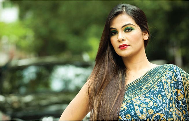 চোখ ও ঠোঁটে চড়া রং ব্যবহার করতে পারেন মানানসইভাবে। মডেল: নন্দিনী। ছবি: নকশা