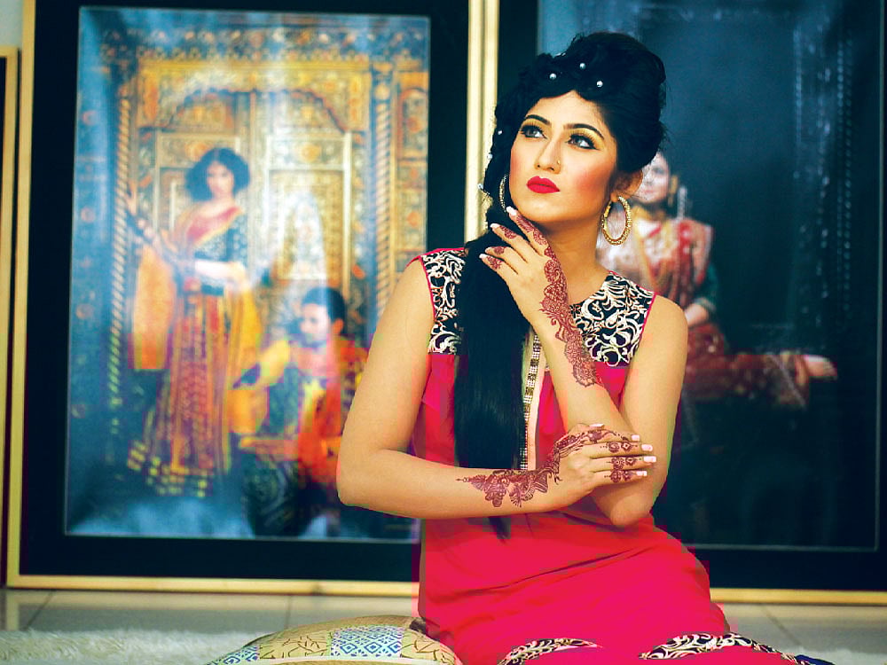 কেনাকাটা শেষ, এবার দুহাত মেহেদিতে রাঙানোর পালা। মডেল: সাফা কবীর সাজ: রেড পোশাক: নগরদোলা ছবি: সুমন ইউসুফ