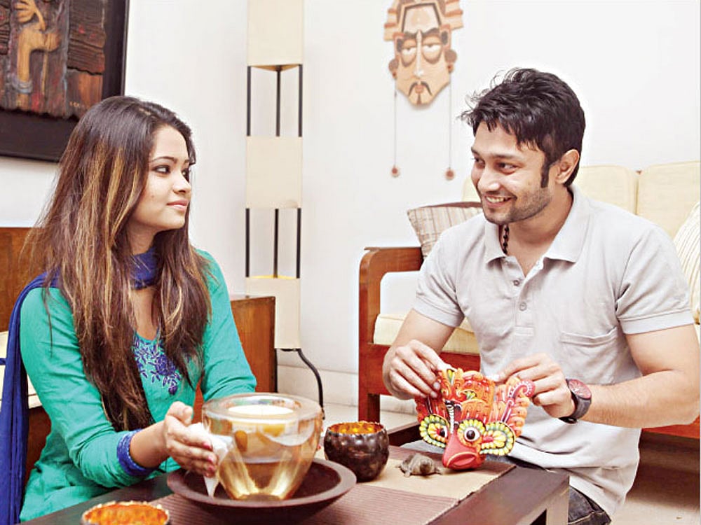 বিয়ের পর প্রথম ঈদ বলে কথা, ঘর গোছানো, বাজার টুকিটাকি কত কাজ! মডেল: বেনজির ও শুভ। ছবি: নকশা