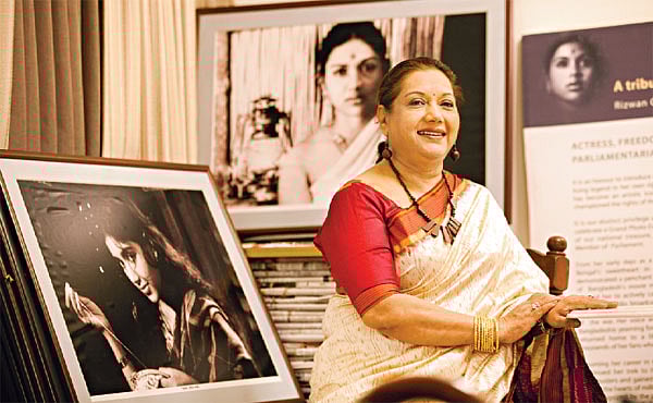 হালকা গয়না পরেন তিনি