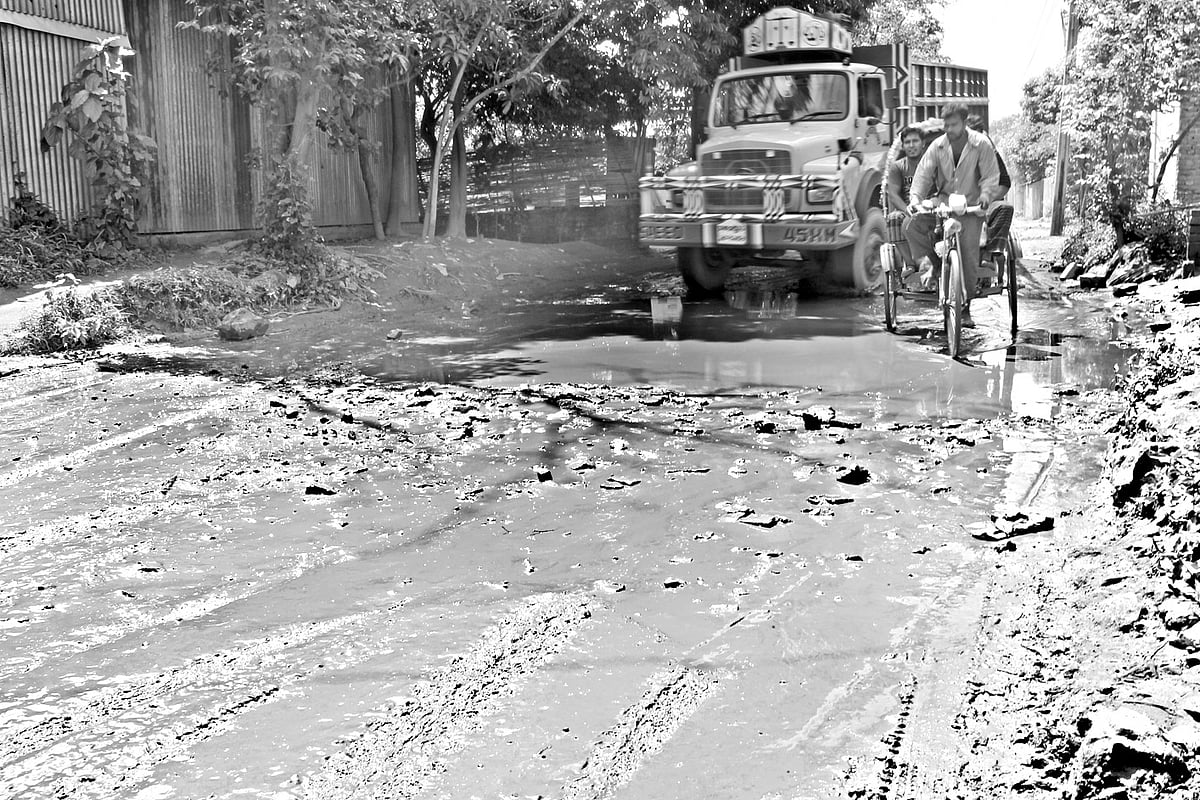 কেরানীগঞ্জের রুহিতপুর–মাওয়া সড়কের সোনাকান্দা এলাকায় খানাখন্দে বৃষ্টির পানি জমে যান চলাচলে অনুপযোগী হয়ে পড়েছে। ছবিটি সম্প্রতি তোলা l প্রথম আলো