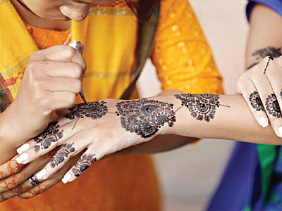‘ঈদের সবচেয়ে আকর্ষণীয় দিক হাতে মেহেদি দেওয়া।’