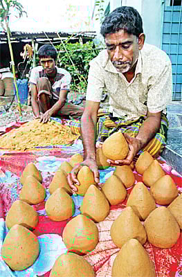 কালাইয়ে করিমপুর গ্রামে নিজের মাওয়া কারখানায় কাজ করছেন আবু কালাম। ছবিটি সম্প্রতি তোলা l সোয়েল রানা