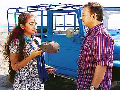 সৈকতে ঘর নাটকের দৃশ্যে রোমানা ও রিয়াজ। বিটিভিতে ঈদের পরদিন আট আটটার বাংলা সংবাদের পর দেখানো হবে নাটকটি। লিখেছেন ও পরিচালনা করেছেন মোহন খান। প্রিভিউ কমিটির  বিবেচনায় এবার ঈদে বিটিভিতে সেরা নাটক নির্বাচিত হয়েছে এটি