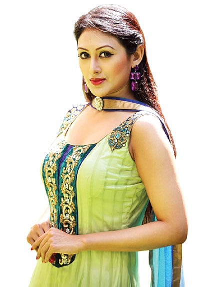 কুসুম সিকদার। বিটিভিতে ঈদের দিন বেলা ১২টা ১০ মিনিটে প্রচারিত হবে পূর্ণদৈর্ঘ্য বাংলা ছবি গহীনে শব্দ। এই ছবিতে অভিনয় করেছেন তিনি। ছবির পরিচালক খালিদ মাহমুদ মিঠু