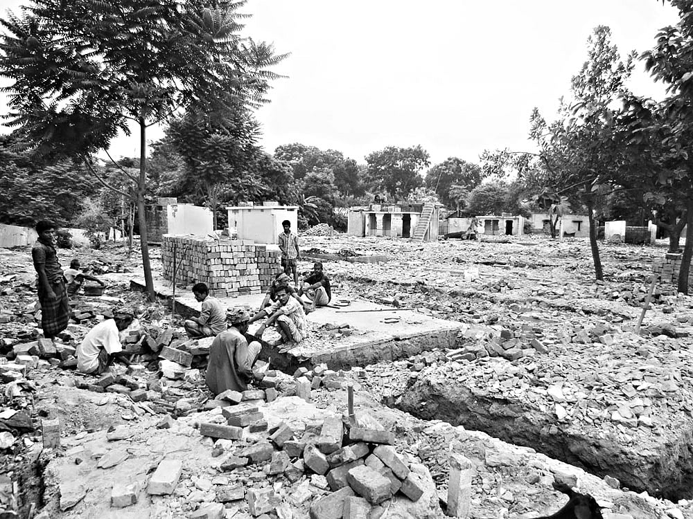 টাঙ্গাইল যৌনপিল্লটি মাটির সঙ্গে মেশানোর কাজ প্রায় শেষ l ছবি: কামনাশীষ শেখর