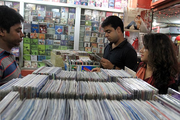 বরাবরের মতো এবারও ঈদ উপলক্ষে প্রকাশিত হয়েছে দেশের প্রবীণ-নবীন শিল্পীদের একক ও যৌথ গানের অ্যালবাম। শাহবাগের আজিজ সুপার মার্কেটের অডিও দোকানে গতকাল ক্রেতারা যাচাই-বাছাই করে প্রিয় শিল্পীর গানের অ্যালবাম কেনেন