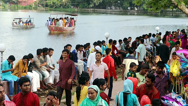 কুমিল্লা নগরের একমাত্র বিনোদন কেন্দ্র ধর্মসাগরে ঈদের ছুটিতে পরিবার-পরিজন নিয়ে বেড়াতে এসেছে শত শত মানুষ। ছবিটি মঙ্গলবার তোলা। ছবি: এম সাদেক, কুমিল্লা