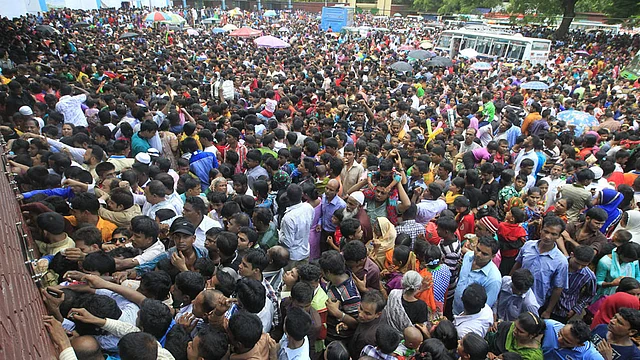 ঢাকা চিড়িয়াখানার প্রধান ফটকে টিকিট সংগ্রহ করতে আসা মানুষের ভিড়। ছবিটি বুধবার তোলা। ছবি: সাজিদ হোসেন