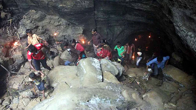 খাগড়াছড়ির মাটিরাঙ্গা উপজেলার আলুটিলা পর্যটন কেন্দ্রের গুহায় ঈদের ছুটিতে বেড়াতে এসেছে ভ্রমণবিলাসীরা। ছবিটি বৃহস্পতিবার তোলা। ছবি: নীরব চৌধুরী, খাগড়াছড়ি
