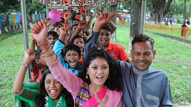 ছেলে-বুড়ো সবাই একসঙ্গে ঈদের আনন্দে মেতে উঠেছে রাজধানীর শাহবাগের শিশু পার্কে। ছবিটি  বৃহস্পতিবার তোলা। ছবি: ইউসুফ সা’দ