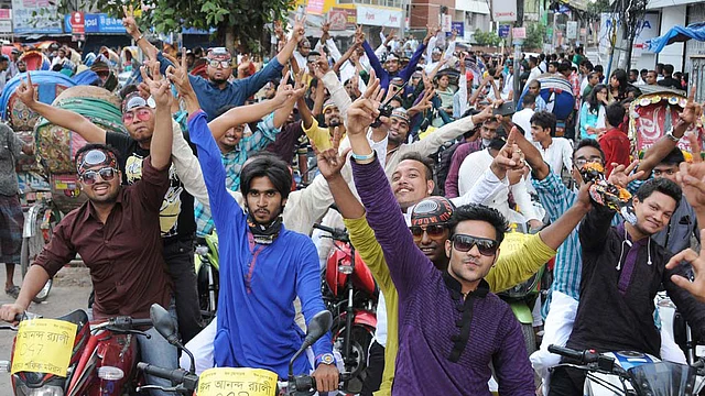 রাজধানীতে মোটরসাইকেলে একদল তরুণের ঈদ আনন্দ শোভাযাত্রা। ছবিটি বৃহস্পতিবার তোলা। ছবি: ইউসুফ সা’দ