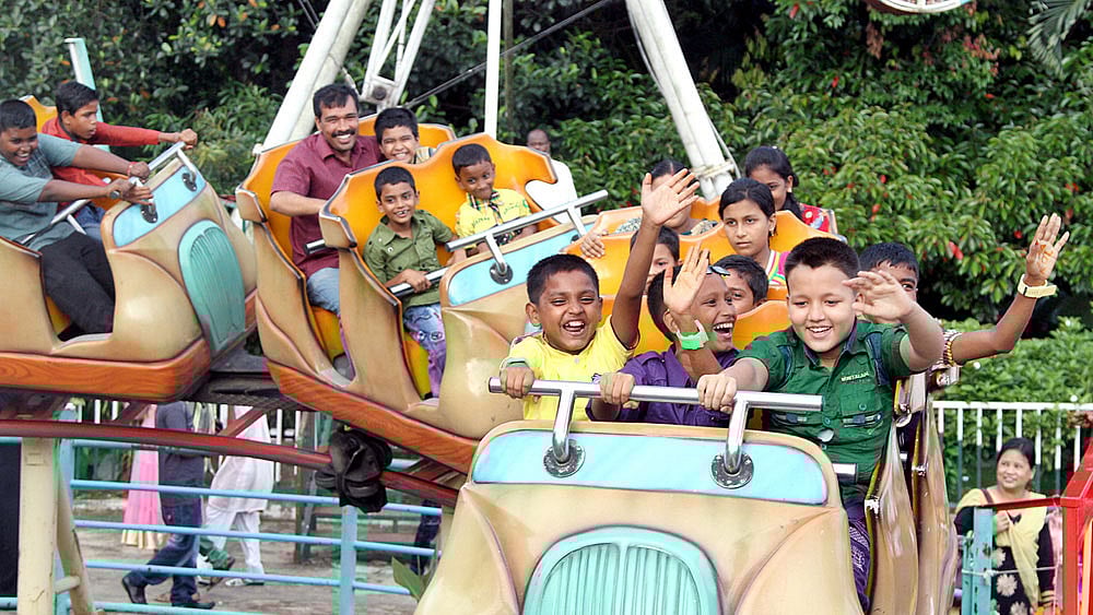 ঈদের দিন থেকে চট্টগ্রাম নগরের বিভিন্ন স্থানে বিনোদন কেন্দ্রগুলোতে ছিল উপচে পড়া ভিড়। ছবিটি ঈদের দ্বিতীয় দিন বিকেলে কাজীর দেউড়ি শিশু পার্ক থেকে তোলা। ছবি: সৌরভ দাশ, চট্টগ্রাম