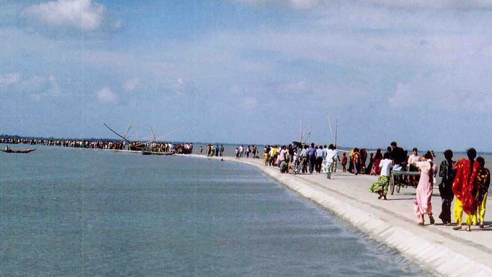 নাটোরের চলনবিলের এ অংশটি স্থানীয়ভাবে ‘কক্সবাজার’ নামে পরিচিত। দল বেঁধে অনেকে ঘুরতে যান এখানে। ছবি: মুক্তার হোসেন, নাটোর